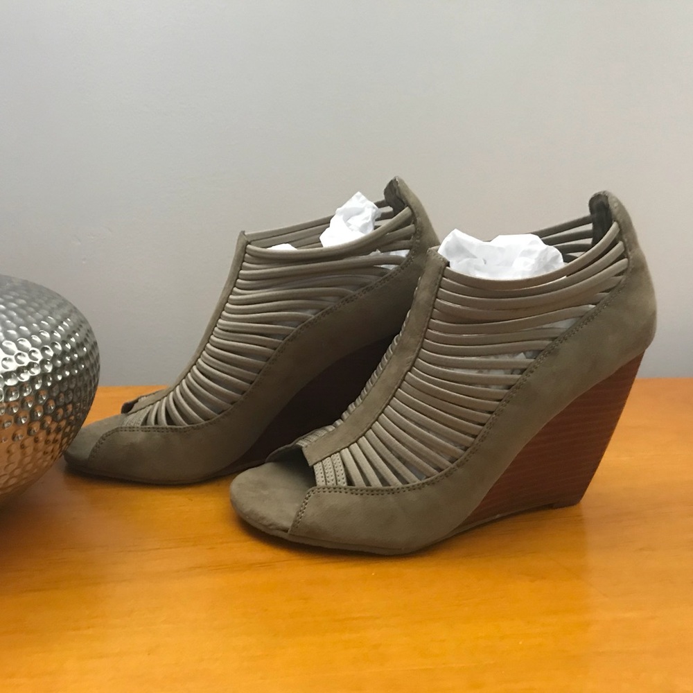 🦋Edgy Stylish Wedges!!